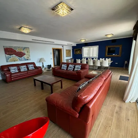 Blossom In The Beautiful Area Of Puerto Santiago Tenerife With 5 Bedrooms For Up To 10 Guests Private Swimming Pool And Many Other Activities To Entertain The Family Secure Parking For 2 Cars And Disabled Access Throughout Villa Puerto de Santiago (Tenerife)