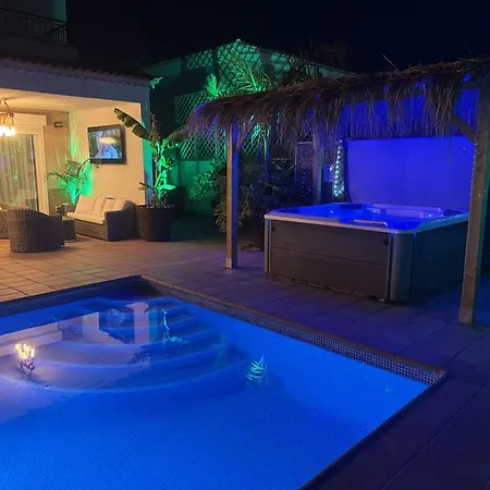 Blossom In The Beautiful Area Of Puerto Santiago Tenerife With 5 Bedrooms For Up To 10 Guests Private Swimming Pool And Many Other Activities To Entertain The Family Secure Parking For 2 Cars And Disabled Access Throughout * Puerto de Santiago (Tenerife)