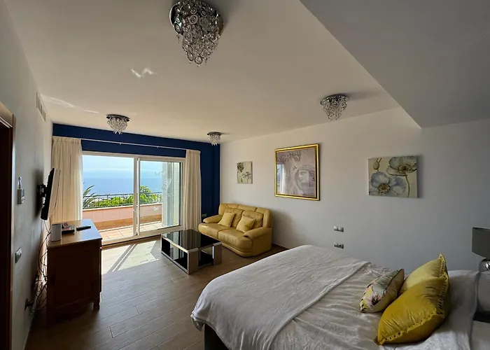 Blossom In The Beautiful Area Of Puerto Santiago Tenerife With 5 Bedrooms For Up To 10 Guests Private Swimming Pool And Many Other Activities To Entertain The Family Secure Parking For 2 Cars And Disabled Access Throughout Villa Puerto de Santiago (Tenerife)