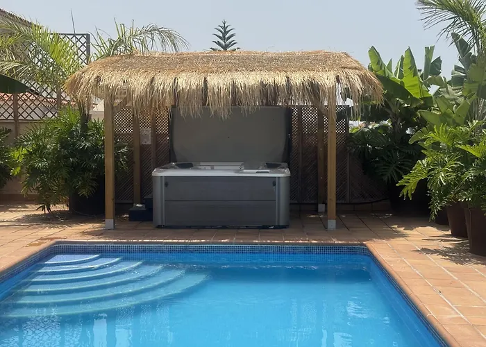 Blossom In The Beautiful Area Of Puerto Santiago Tenerife With 5 Bedrooms For Up To 10 Guests Private Swimming Pool And Many Other Activities To Entertain The Family Secure Parking For 2 Cars And Disabled Access Throughout Puerto de Santiago (Tenerife)