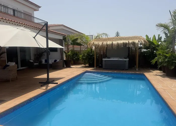 Blossom In The Beautiful Area Of Puerto Santiago Tenerife With 5 Bedrooms For Up To 10 Guests Private Swimming Pool And Many Other Activities To Entertain The Family Secure Parking For 2 Cars And Disabled Access Throughout Puerto de Santiago (Tenerife)