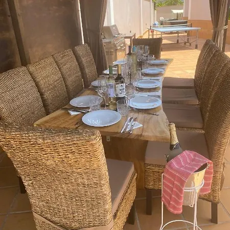 Blossom In The Beautiful Area Of Puerto Santiago Tenerife With 5 Bedrooms For Up To 10 Guests Private Swimming Pool And Many Other Activities To Entertain The Family Secure Parking For 2 Cars And Disabled Access Throughout 빌라