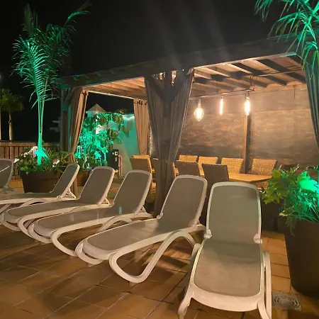 빌라 Blossom In The Beautiful Area Of Puerto Santiago Tenerife With 5 Bedrooms For Up To 10 Guests Private Swimming Pool And Many Other Activities To Entertain The Family Secure Parking For 2 Cars And Disabled Access Throughout