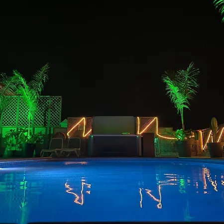 빌라 Blossom In The Beautiful Area Of Puerto Santiago Tenerife With 5 Bedrooms For Up To 10 Guests Private Swimming Pool And Many Other Activities To Entertain The Family Secure Parking For 2 Cars And Disabled Access Throughout
