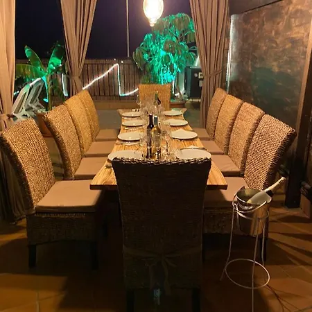 Blossom In The Beautiful Area Of Puerto Santiago Tenerife With 5 Bedrooms For Up To 10 Guests Private Swimming Pool And Many Other Activities To Entertain The Family Secure Parking For 2 Cars And Disabled Access Throughout 빌라 푸에르토 데 산티아고