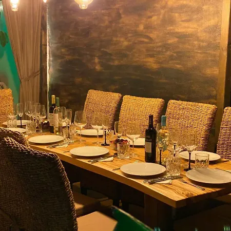 Blossom In The Beautiful Area Of Puerto Santiago Tenerife With 5 Bedrooms For Up To 10 Guests Private Swimming Pool And Many Other Activities To Entertain The Family Secure Parking For 2 Cars And Disabled Access Throughout 푸에르토 데 산티아고