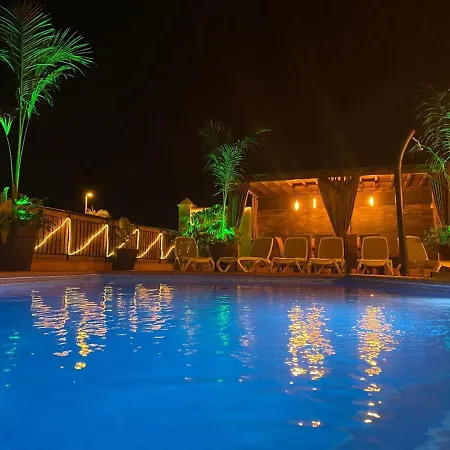 빌라 Blossom In The Beautiful Area Of Puerto Santiago Tenerife With 5 Bedrooms For Up To 10 Guests Private Swimming Pool And Many Other Activities To Entertain The Family Secure Parking For 2 Cars And Disabled Access Throughout