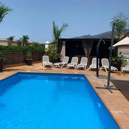 Blossom In The Beautiful Area Of Puerto Santiago Tenerife With 5 Bedrooms For Up To 10 Guests Private Swimming Pool And Many Other Activities To Entertain The Family Secure Parking For 2 Cars And Disabled Access Throughout 빌라