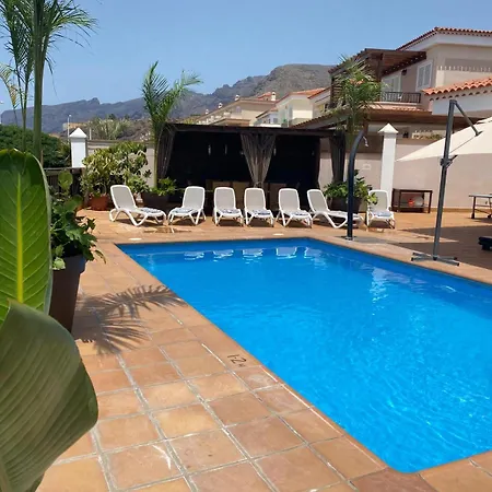 빌라 Blossom In The Beautiful Area Of Puerto Santiago Tenerife With 5 Bedrooms For Up To 10 Guests Private Swimming Pool And Many Other Activities To Entertain The Family Secure Parking For 2 Cars And Disabled Access Throughout *