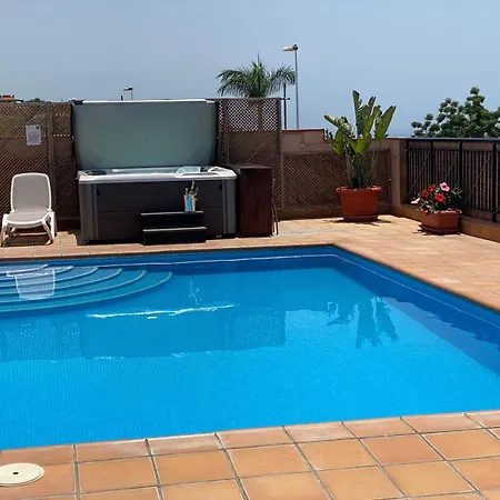 Blossom In The Beautiful Area Of Puerto Santiago Tenerife With 5 Bedrooms For Up To 10 Guests Private Swimming Pool And Many Other Activities To Entertain The Family Secure Parking For 2 Cars And Disabled Access Throughout 빌라 *
