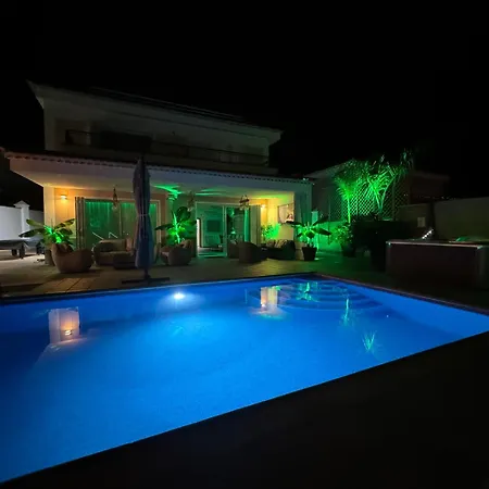 Blossom In The Beautiful Area Of Puerto Santiago Tenerife With 5 Bedrooms For Up To 10 Guests Private Swimming Pool And Many Other Activities To Entertain The Family Secure Parking For 2 Cars And Disabled Access Throughout * 푸에르토 데 산티아고
