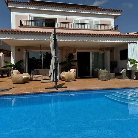 빌라 Blossom In The Beautiful Area Of Puerto Santiago Tenerife With 5 Bedrooms For Up To 10 Guests Private Swimming Pool And Many Other Activities To Entertain The Family Secure Parking For 2 Cars And Disabled Access Throughout *