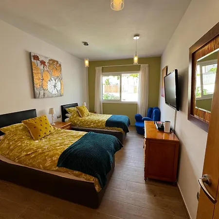 빌라 Blossom In The Beautiful Area Of Puerto Santiago Tenerife With 5 Bedrooms For Up To 10 Guests Private Swimming Pool And Many Other Activities To Entertain The Family Secure Parking For 2 Cars And Disabled Access Throughout