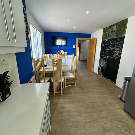 Blossom In The Beautiful Area Of Puerto Santiago Tenerife With 5 Bedrooms For Up To 10 Guests Private Swimming Pool And Many Other Activities To Entertain The Family Secure Parking For 2 Cars And Disabled Access Throughout Βίλα