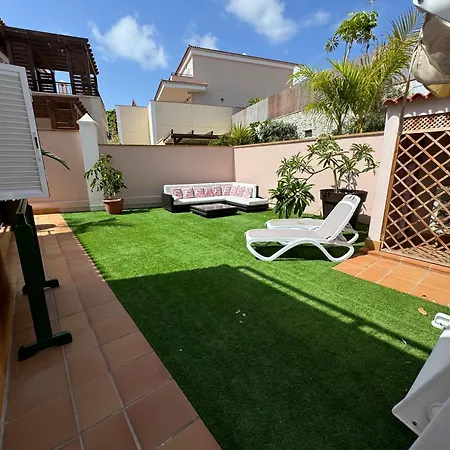 빌라 Blossom In The Beautiful Area Of Puerto Santiago Tenerife With 5 Bedrooms For Up To 10 Guests Private Swimming Pool And Many Other Activities To Entertain The Family Secure Parking For 2 Cars And Disabled Access Throughout 푸에르토 데 산티아고