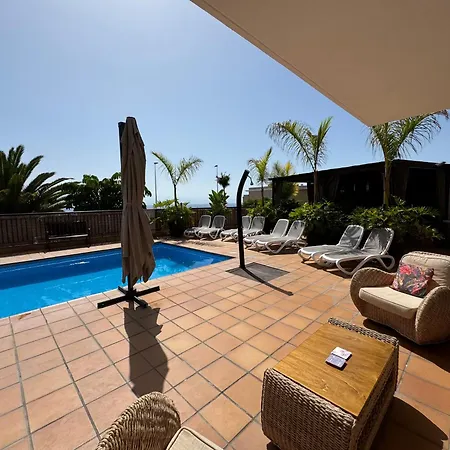 Blossom In The Beautiful Area Of Puerto Santiago Tenerife With 5 Bedrooms For Up To 10 Guests Private Swimming Pool And Many Other Activities To Entertain The Family Secure Parking For 2 Cars And Disabled Access Throughout 빌라 푸에르토 데 산티아고