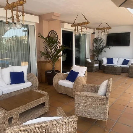 Blossom In The Beautiful Area Of Puerto Santiago Tenerife With 5 Bedrooms For Up To 10 Guests Private Swimming Pool And Many Other Activities To Entertain The Family Secure Parking For 2 Cars And Disabled Access Throughout וילה *