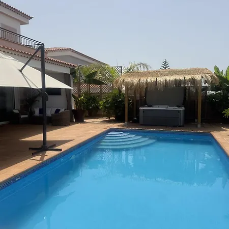 Blossom In The Beautiful Area Of Puerto Santiago Tenerife With 5 Bedrooms For Up To 10 Guests Private Swimming Pool And Many Other Activities To Entertain The Family Secure Parking For 2 Cars And Disabled Access Throughout 푸에르토 데 산티아고