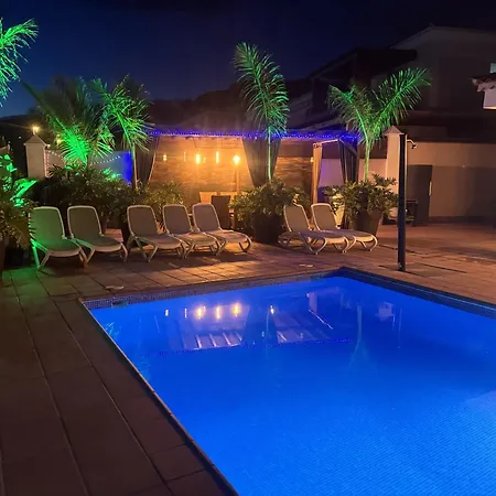 빌라 Blossom In The Beautiful Area Of Puerto Santiago Tenerife With 5 Bedrooms For Up To 10 Guests Private Swimming Pool And Many Other Activities To Entertain The Family Secure Parking For 2 Cars And Disabled Access Throughout