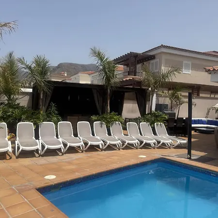 Blossom In The Beautiful Area Of Puerto Santiago Tenerife With 5 Bedrooms For Up To 10 Guests Private Swimming Pool And Many Other Activities To Entertain The Family Secure Parking For 2 Cars And Disabled Access Throughout 푸에르토 데 산티아고