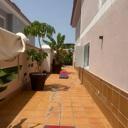 Blossom In The Beautiful Area Of Puerto Santiago Tenerife With 5 Bedrooms For Up To 10 Guests Private Swimming Pool And Many Other Activities To Entertain The Family Secure Parking For 2 Cars And Disabled Access Throughout וילה פוארטו דה סנטיאגו