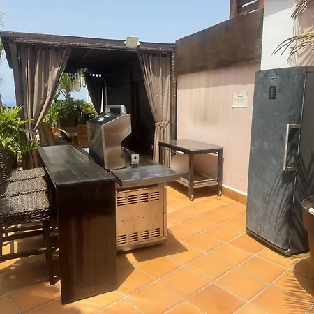 וילה Blossom In The Beautiful Area Of Puerto Santiago Tenerife With 5 Bedrooms For Up To 10 Guests Private Swimming Pool And Many Other Activities To Entertain The Family Secure Parking For 2 Cars And Disabled Access Throughout פוארטו דה סנטיאגו