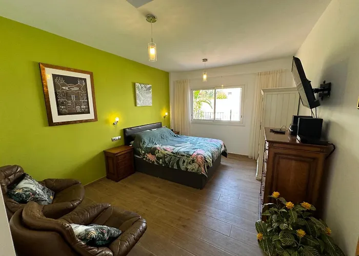 Blossom In The Beautiful Area Of Puerto Santiago Tenerife With 5 Bedrooms For Up To 10 Guests Private Swimming Pool And Many Other Activities To Entertain The Family Secure Parking For 2 Cars And Disabled Access Throughout Villa Puerto de Santiago (Tenerife)