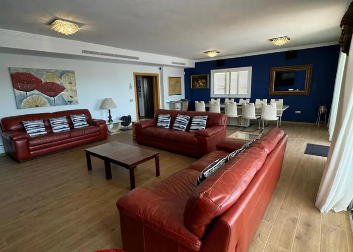 Blossom In The Beautiful Area Of Puerto Santiago Tenerife With 5 Bedrooms For Up To 10 Guests Private Swimming Pool And Many Other Activities To Entertain The Family Secure Parking For 2 Cars And Disabled Access Throughout Villa Puerto de Santiago (Tenerife)