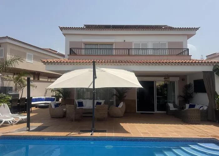 Blossom In The Beautiful Area Of Puerto Santiago Tenerife With 5 Bedrooms For Up To 10 Guests Private Swimming Pool And Many Other Activities To Entertain The Family Secure Parking For 2 Cars And Disabled Access Throughout Villa Puerto de Santiago (Tenerife)