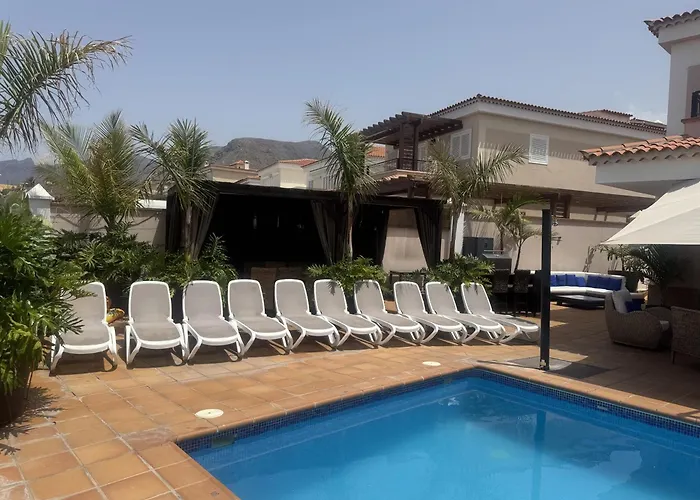 Blossom In The Beautiful Area Of Puerto Santiago Tenerife With 5 Bedrooms For Up To 10 Guests Private Swimming Pool And Many Other Activities To Entertain The Family Secure Parking For 2 Cars And Disabled Access Throughout Puerto de Santiago (Tenerife)