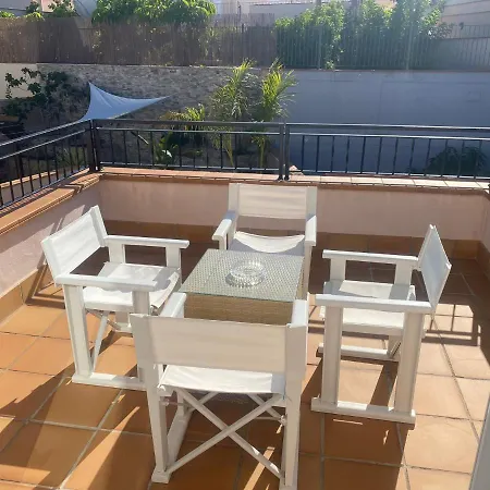 Blossom In The Beautiful Area Of Puerto Santiago Tenerife With 5 Bedrooms For Up To 10 Guests Private Swimming Pool And Many Other Activities To Entertain The Family Secure Parking For 2 Cars And Disabled Access Throughout Βίλα Puerto de Santiago (Tenerife)