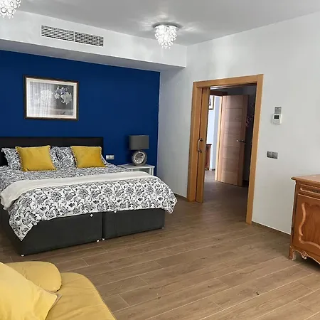 Blossom In The Beautiful Area Of Puerto Santiago Tenerife With 5 Bedrooms For Up To 10 Guests Private Swimming Pool And Many Other Activities To Entertain The Family Secure Parking For 2 Cars And Disabled Access Throughout Βίλα *