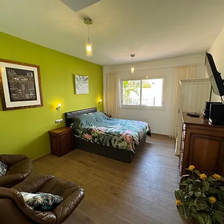 Blossom In The Beautiful Area Of Puerto Santiago Tenerife With 5 Bedrooms For Up To 10 Guests Private Swimming Pool And Many Other Activities To Entertain The Family Secure Parking For 2 Cars And Disabled Access Throughout Βίλα Puerto de Santiago (Tenerife)