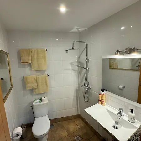 Blossom In The Beautiful Area Of Puerto Santiago Tenerife With 5 Bedrooms For Up To 10 Guests Private Swimming Pool And Many Other Activities To Entertain The Family Secure Parking For 2 Cars And Disabled Access Throughout Villa Puerto de Santiago (Tenerife)