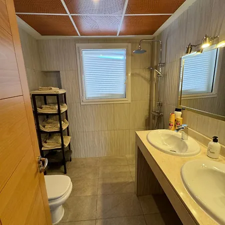 Βίλα Blossom In The Beautiful Area Of Puerto Santiago Tenerife With 5 Bedrooms For Up To 10 Guests Private Swimming Pool And Many Other Activities To Entertain The Family Secure Parking For 2 Cars And Disabled Access Throughout