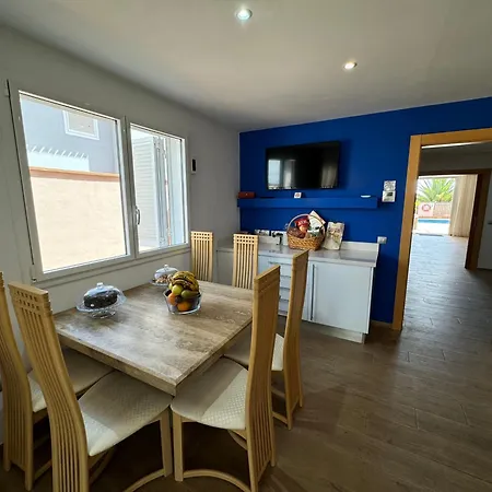 Βίλα Blossom In The Beautiful Area Of Puerto Santiago Tenerife With 5 Bedrooms For Up To 10 Guests Private Swimming Pool And Many Other Activities To Entertain The Family Secure Parking For 2 Cars And Disabled Access Throughout *