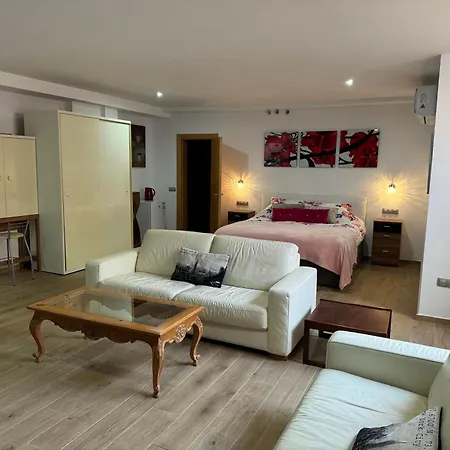 Βίλα Blossom In The Beautiful Area Of Puerto Santiago Tenerife With 5 Bedrooms For Up To 10 Guests Private Swimming Pool And Many Other Activities To Entertain The Family Secure Parking For 2 Cars And Disabled Access Throughout Puerto de Santiago (Tenerife)