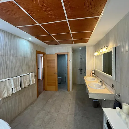 Blossom In The Beautiful Area Of Puerto Santiago Tenerife With 5 Bedrooms For Up To 10 Guests Private Swimming Pool And Many Other Activities To Entertain The Family Secure Parking For 2 Cars And Disabled Access Throughout Puerto de Santiago (Tenerife)