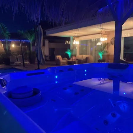 Βίλα Blossom In The Beautiful Area Of Puerto Santiago Tenerife With 5 Bedrooms For Up To 10 Guests Private Swimming Pool And Many Other Activities To Entertain The Family Secure Parking For 2 Cars And Disabled Access Throughout *