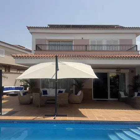 Blossom In The Beautiful Area Of Puerto Santiago Tenerife With 5 Bedrooms For Up To 10 Guests Private Swimming Pool And Many Other Activities To Entertain The Family Secure Parking For 2 Cars And Disabled Access Throughout Βίλα Puerto de Santiago (Tenerife)