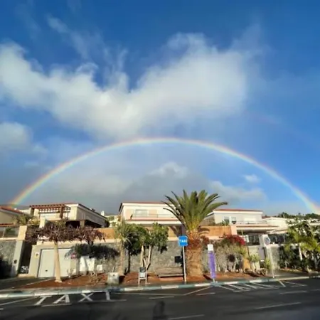 Blossom In The Beautiful Area Of Puerto Santiago Tenerife With 5 Bedrooms For Up To 10 Guests Private Swimming Pool And Many Other Activities To Entertain The Family Secure Parking For 2 Cars And Disabled Access Throughout 别墅 *