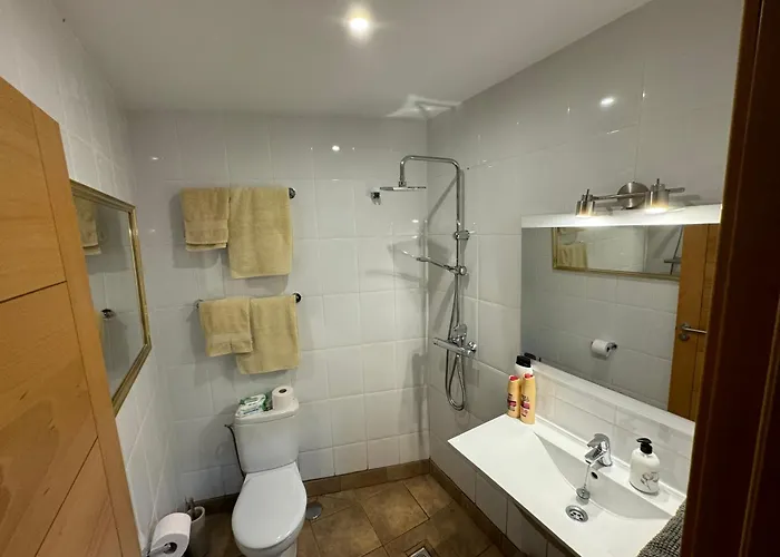 Blossom In The Beautiful Area Of Puerto Santiago Tenerife With 5 Bedrooms For Up To 10 Guests Private Swimming Pool And Many Other Activities To Entertain The Family Secure Parking For 2 Cars And Disabled Access Throughout فيلة بويرتو دي سانتياغو