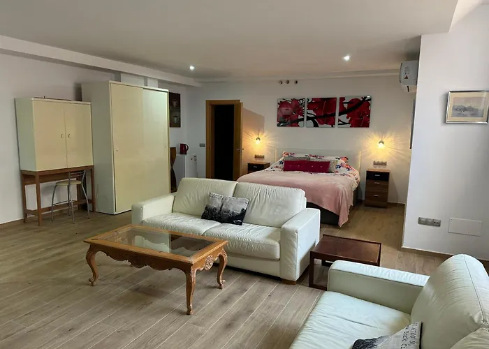 فيلة Blossom In The Beautiful Area Of Puerto Santiago Tenerife With 5 Bedrooms For Up To 10 Guests Private Swimming Pool And Many Other Activities To Entertain The Family Secure Parking For 2 Cars And Disabled Access Throughout بويرتو دي سانتياغو