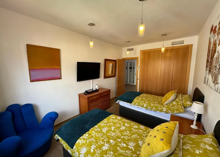 فيلة Blossom In The Beautiful Area Of Puerto Santiago Tenerife With 5 Bedrooms For Up To 10 Guests Private Swimming Pool And Many Other Activities To Entertain The Family Secure Parking For 2 Cars And Disabled Access Throughout بويرتو دي سانتياغو
