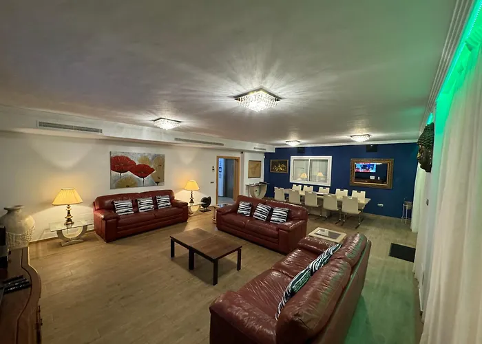 Blossom In The Beautiful Area Of Puerto Santiago Tenerife With 5 Bedrooms For Up To 10 Guests Private Swimming Pool And Many Other Activities To Entertain The Family Secure Parking For 2 Cars And Disabled Access Throughout فيلة