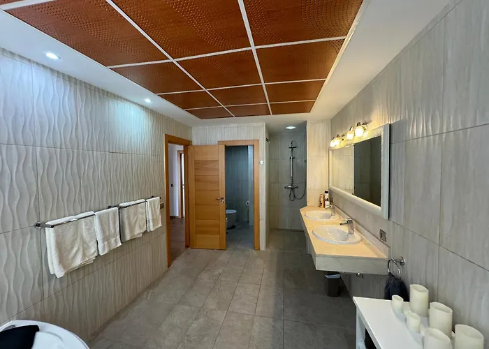 Blossom In The Beautiful Area Of Puerto Santiago Tenerife With 5 Bedrooms For Up To 10 Guests Private Swimming Pool And Many Other Activities To Entertain The Family Secure Parking For 2 Cars And Disabled Access Throughout بويرتو دي سانتياغو