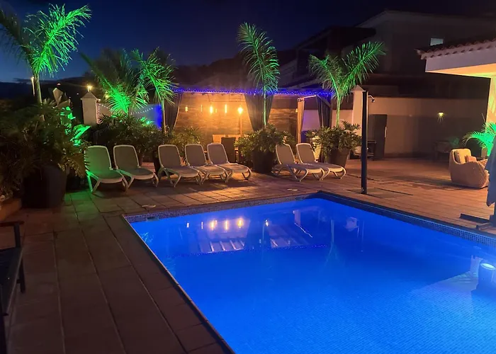 فيلة Blossom In The Beautiful Area Of Puerto Santiago Tenerife With 5 Bedrooms For Up To 10 Guests Private Swimming Pool And Many Other Activities To Entertain The Family Secure Parking For 2 Cars And Disabled Access Throughout