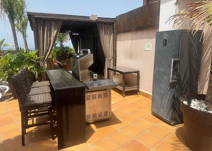 فيلة Blossom In The Beautiful Area Of Puerto Santiago Tenerife With 5 Bedrooms For Up To 10 Guests Private Swimming Pool And Many Other Activities To Entertain The Family Secure Parking For 2 Cars And Disabled Access Throughout بويرتو دي سانتياغو