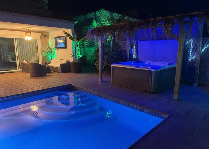 Blossom In The Beautiful Area Of Puerto Santiago Tenerife With 5 Bedrooms For Up To 10 Guests Private Swimming Pool And Many Other Activities To Entertain The Family Secure Parking For 2 Cars And Disabled Access Throughout * بويرتو دي سانتياغو