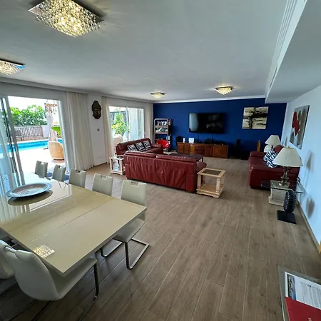 Blossom In The Beautiful Area Of Puerto Santiago Tenerife With 5 Bedrooms For Up To 10 Guests Private Swimming Pool And Many Other Activities To Entertain The Family Secure Parking For 2 Cars And Disabled Access Throughout * Puerto de Santiago (Tenerife)